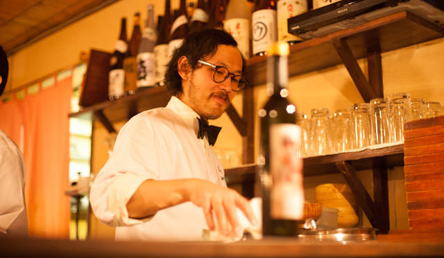 <strong>角田陽太｜東京浪漫酒場</strong>　代田橋「しゃけ小島」　ファッションデザイナーでもある店主の小林雄一さん