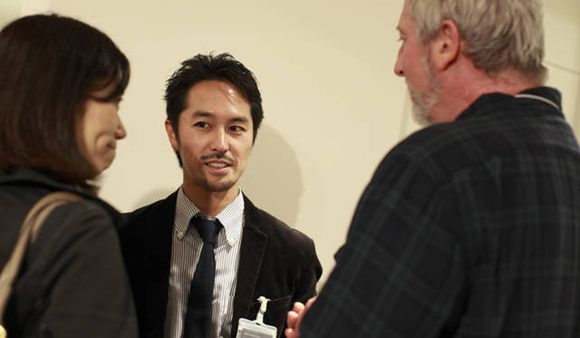 カナダのドキュメンタリームービー制作クルーから取材を受けるモア・トゥリーズ 事務局長・水谷信吉氏