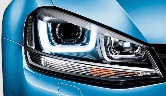 LEDポジショニングライト付きのバイキセノンヘッドライトはTSI Highlineで標準採用。TSI ComfortlineにはLEDポジショニングライトのないタイプのものがオプションとして用意される。また、TSI Highlineにはコーナリングライトが標準でそなわる点もことなる