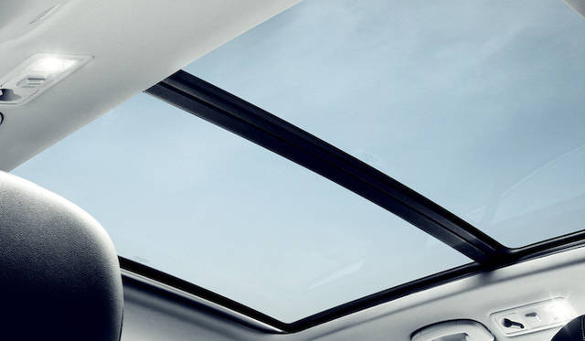 電動パノラマスライディングルーフはオプション