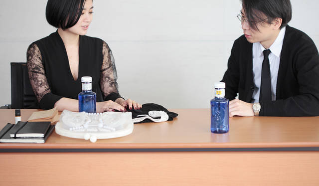 写真中央部の青いボトルは、本連載のサポーターであるスリーボンドの関連会社、「スリーボンド貿易株式会社」が取り扱っているスペインの水、「ソラン・デ・カブラス」。ソフトな口当たりのナチュラルミネラルウォーターだ。（スリーボンド貿易株式会社　Tel. 03-5447-6991） http://www.threebond-trading.co.jp/