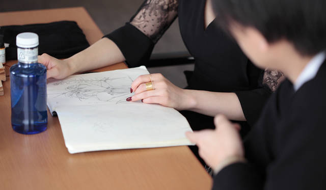 黒河内氏のモレスキンののノートには日常の覚書やデッサンなどが雑多にしたためられている。春夏、秋冬のシーズンごとに1冊ずつ、年に2冊使うという