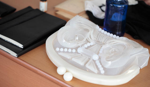 「mame」のPVCクラッチバッグ。同ブランドを代表するアイテムとして知られている