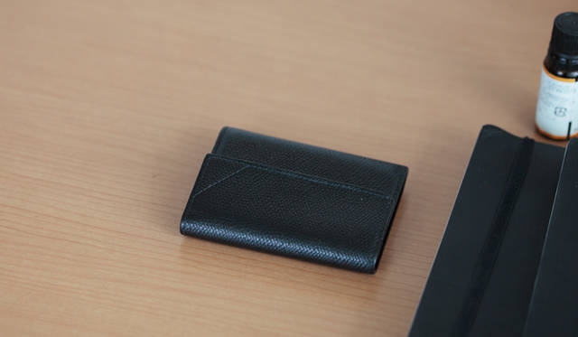 フランスの高級時計ベルトメーカーとして有名な、カミーユ・フォルネ。財布類も多数ラインナップする