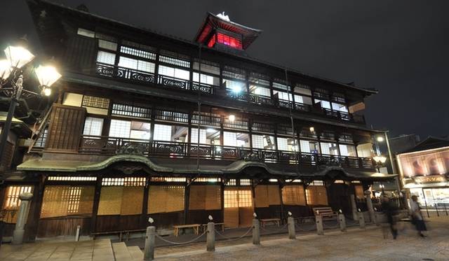 <strong>ART｜アートフェスティバル『道後オンセナート 2014』のプレオ―プン</strong>　道後温泉本館