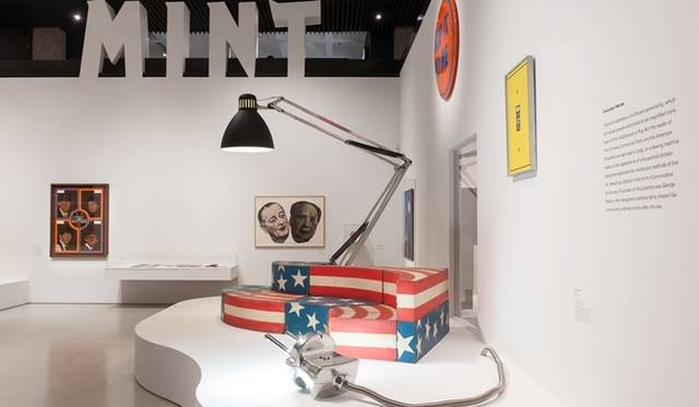 <strong>ART FILE 28｜「Pop Art Design（ポップアート デザイン）」</strong>　© Gar Powell-Evans 2013 Courtesy Barbican Art Gallery　椅子：Leonardo Sofa (1969) by Studio 65