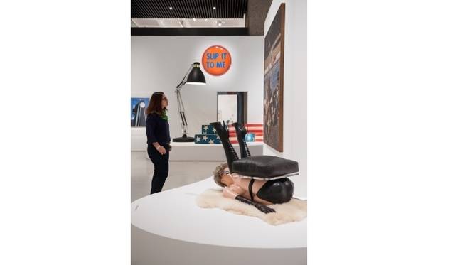 <strong>ART FILE 28｜「Pop Art Design（ポップアート デザイン）」</strong>　© Gar Powell-Evans 2013 Courtesy Barbican Art Gallery<br />椅子：Chair(1969) by Allen Jones