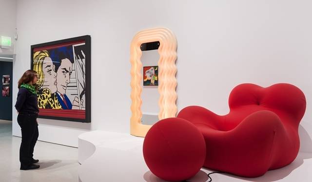 <strong>ART FILE 28｜「Pop Art Design（ポップアート デザイン）」</strong>　© Gar Powell-Evans 2013 Courtesy Barbican Art Gallery<br />椅子：Chair(1969) by Allen Jones