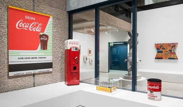 <strong>ART FILE 28｜「Pop Art Design（ポップアート デザイン）」</strong>　© Gar Powell-Evans 2013 Courtesy Barbican Art Gallery<br />ポスター：Close Cover Before Striking (1962) by Andy Warhol