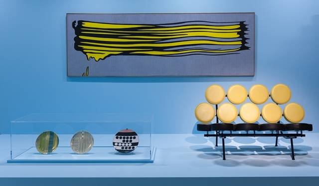 <strong>ART FILE 28｜「Pop Art Design（ポップアート デザイン）」</strong>　© Gar Powell-Evans 2013 Courtesy Barbican Art Gallery<br />ソファ：Marshmallow sofa(1956) by George Nelson