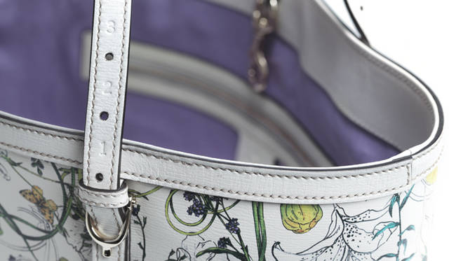 <strong>GUCCI｜グッチ 「グッチ ニース」新作は鮮やかな「フローラ」プリント</strong><br /><br />トートバッグ[W35×H28×D15cm] 15万9600円