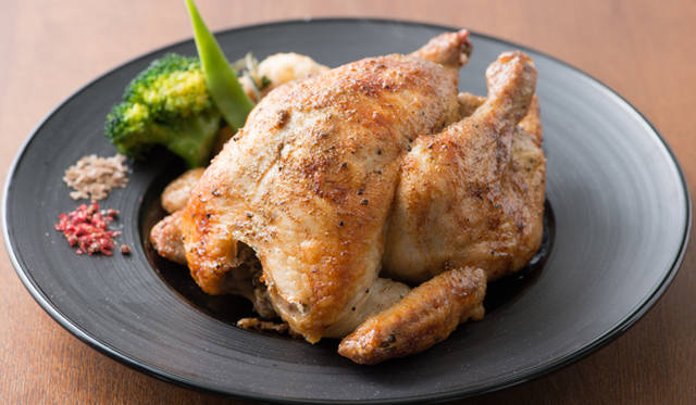 「STAR’S特製　ロティサリーチキン」（1羽） 2600円