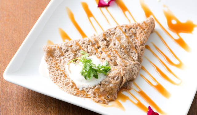 「塩キャラメルのガレット　ミルクアイス添え」 800円