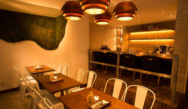 カウンター4席、テーブル22席、ソファー4席の計30席を用意