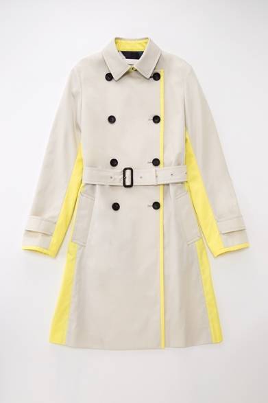 <strong>Paul Smith BLACK｜5種類のトレンチコートが登場</strong><br /><br />BLOCKED PANELLED TRENCH<br />6万1950円<br /><br />弱撥水加工を施したソフトな実感のベージュ生地に、袖や見頃脇、パイピングにバターカップイエローの美しいカラーブロッキングを施す。襟を立てた時に、のぞくモノクロのトライアングルプリントの襟裏が全体を引き締めるアクセントになっている。<br /><br />Paul Smith Limited<br />Tel. 03-3486-1500<br />www.paulsmith.co.jp