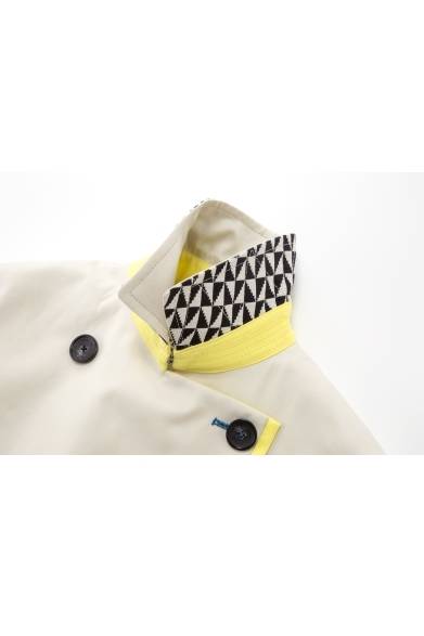 <strong>Paul Smith BLACK｜5種類のトレンチコートが登場</strong><br /><br />BLOCKED PANELLED TRENCH<br />6万1950円<br /><br />弱撥水加工を施したソフトな実感のベージュ生地に、袖や見頃脇、パイピングにバターカップイエローの美しいカラーブロッキングを施す。襟を立てた時に、のぞくモノクロのトライアングルプリントの襟裏が全体を引き締めるアクセントになっている。<br /><br />Paul Smith Limited<br />Tel. 03-3486-1500<br />www.paulsmith.co.jp