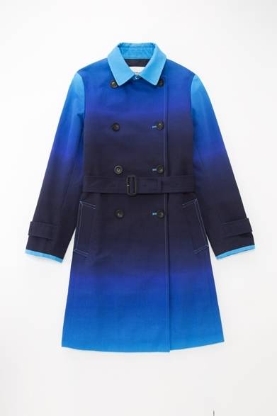 <strong>Paul Smith BLACK｜5種類のトレンチコートが登場</strong><br /><br />DIP DYE TRENCH<br />7万2450円<br /><br />ブルーのグラデーションが美しいディップダイをプリントで表現した生地を用い、色の濃淡によってできる陰影をウエスト部分に効果的に配することで美しいウエストラインを強調したデザイン。<br /><br />Paul Smith Limited<br />Tel. 03-3486-1500<br />www.paulsmith.co.jp
