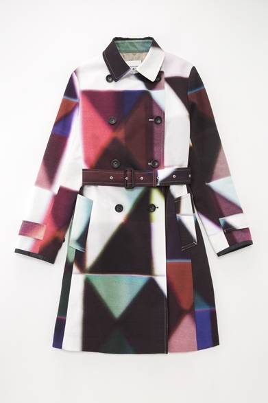 <strong>Paul Smith BLACK｜5種類のトレンチコートが登場</strong><br /><br />COLOUR OVERLAY GEO PT.TRENCH<br />7万2450円<br /><br />グラフィックアーティスト 勝井三雄氏の作品からインスパイアされた、2014年春夏「ポール・スミス ブラック」のキープリント、「オーバー・レイ・ジオ」をダイナミックにプリント。拡大したトライアングルの連なりによるグラフィックと、重ねることで変化したカラートーンの組み合わせがアーティスティックなデザイン。<br /><br />Paul Smith Limited<br />Tel. 03-3486-1500<br />www.paulsmith.co.jp