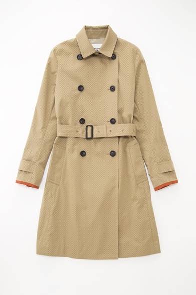 <strong>Paul Smith BLACK｜5種類のトレンチコートが登場</strong><br /><br />COTTON PUNCHED TRENCH<br />7万2450円<br /><br />スポーツウェアのエッセンスを感じるパンチングを施したイタリアLIMONTA社のダブルフェイスコットンは、表地にベーシックなベージュを、裏地や襟裏、袖口に鮮やかなオレンジを配し、色によるコントラストが印象的。<br /><br />Paul Smith Limited<br />Tel. 03-3486-1500<br />www.paulsmith.co.jp