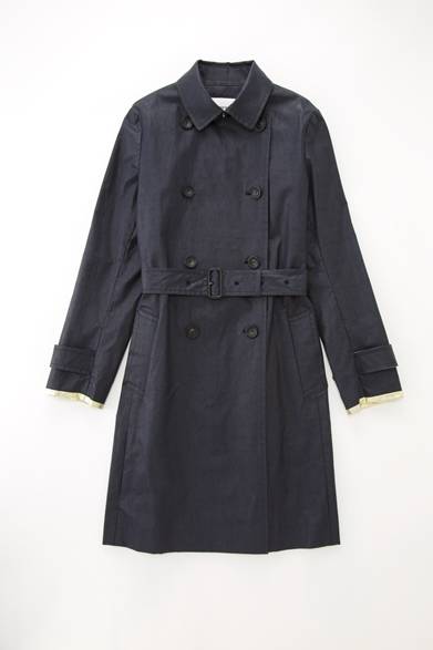 <strong>Paul Smith BLACK｜5種類のトレンチコートが登場</strong><br /><br />NOVELTY TRENCH<br />8万2950円<br /><br />トレンチコートの生地メーカーとして、世界的に有名なイタリアOLMETEX社に別注した生地を採用。表地がブラック、裏地がゴールドのダブルフェイスで、襟裏や袖口からのぞく、ゴールドがリュクスなデザインは、着続けることで独特の風合いになるポリウレタンコーティングが施されている。<br /><br />Paul Smith Limited<br />Tel. 03-3486-1500<br />www.paulsmith.co.jp
