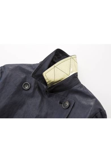 <strong>Paul Smith BLACK｜5種類のトレンチコートが登場</strong><br /><br />NOVELTY TRENCH<br />8万2950円<br /><br />トレンチコートの生地メーカーとして、世界的に有名なイタリアOLMETEX社に別注した生地を採用。表地がブラック、裏地がゴールドのダブルフェイスで、襟裏や袖口からのぞく、ゴールドがリュクスなデザインは、着続けることで独特の風合いになるポリウレタンコーティングが施されている。<br /><br />Paul Smith Limited<br />Tel. 03-3486-1500<br />www.paulsmith.co.jp