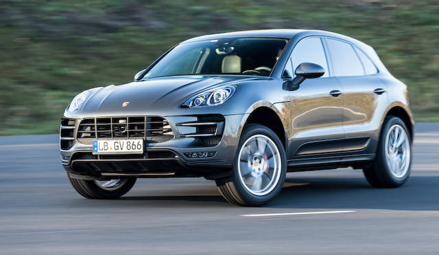 フロントアクスルのパーツ。説明用に写真左がエアサスペンション、右はコイルサスペンションとなっている。サスペンションにはアウディQ5と同じ5アーム式（アウディでは5リンク式）と呼ばれるきわめてぜいたくな形式をもちいる。バネ下重量軽減のため、「これでもか」とばかりにアルミ製パーツが多用されている