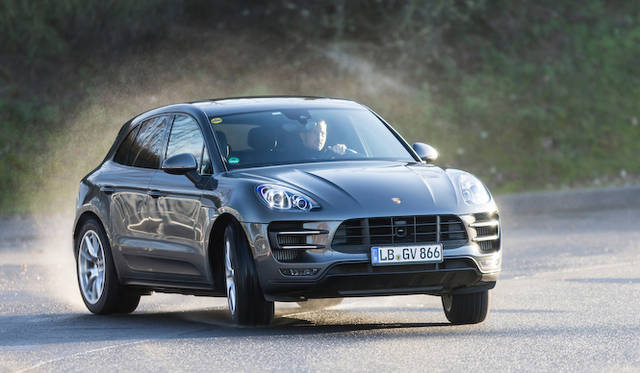 フロント エアサスペンション部分。アームのパーツにはアウディのロゴを見ることができる