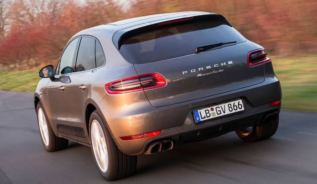 フロント用ベンチレーテッド ディスクのカットモデル。対向6ピストン式のアルミモノコックキャリパーが赤いのはターボのもの、Sはシルバーに塗られる