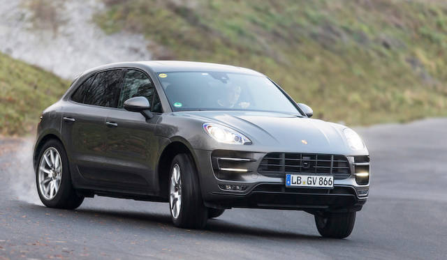 マカンのリアサスペンション。フロント用とおなじく、説明用に写真左がエアサスペンション、右はコイルサスペンションとなっている