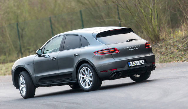 オプションのリア用ポルシェ セラミック コンポジット ブレーキ（PCCB）と、エアサスペンション