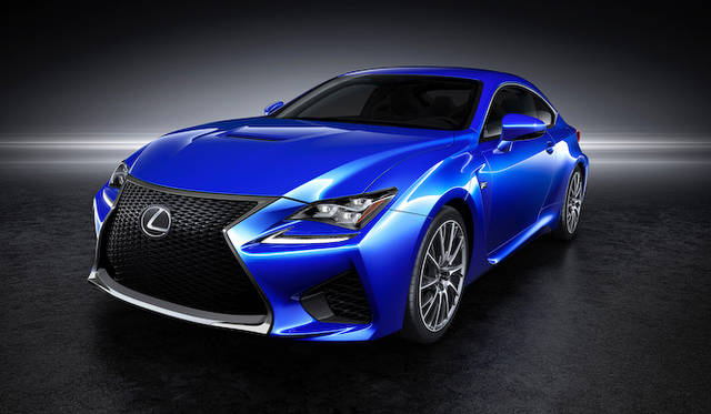 V8エンジンをおさめるため、ボンネットはふくらませたパワーバジルを有する