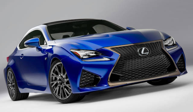 車速感応式アクティブ リアスポイラーはトランク上にもうけられる（実際のうごきは動画にてご覧いただけます）