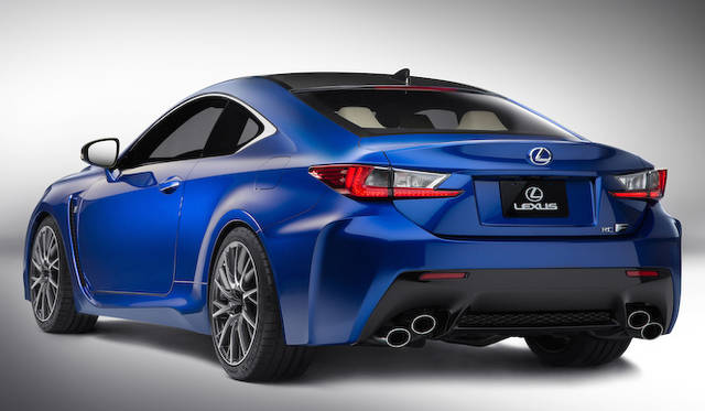 台形に配置される、4本出しのエグゾースト