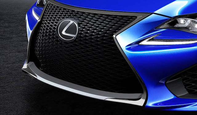 身体を包みこむようなハイバックタイプのシートは、ヘッドレスト部分に「F」ロゴがあしらわれる