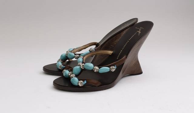 <strong>PASS THE BATON｜パスザバトンに人気スタイリスト、辻直子のクローゼットが出現</strong>　出品予定のアイテム