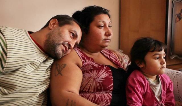 主演には当事者であるナジフ（左）とセナダ（中）を迎え、まるでドキュメンタリーのような緊張感のある映像世界を演出