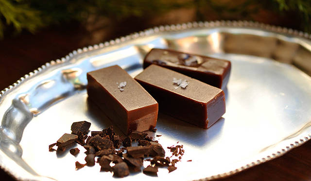 No.4 chocolate（チョコレート）　BAG入り5個450円、10個900円、BOX入り12個1100円、24個2200円