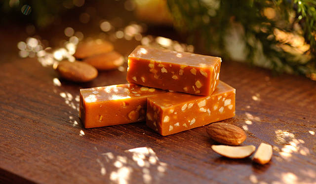 No.7 almond（アーモンド）　BAG入り5個450円、10個900円、BOX入り12個1100円、24個2200円