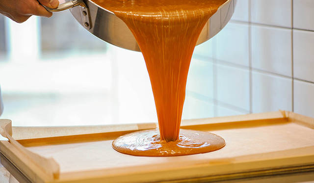 職人がキャラメルづくりをしている様子をガラス越しに見学できる