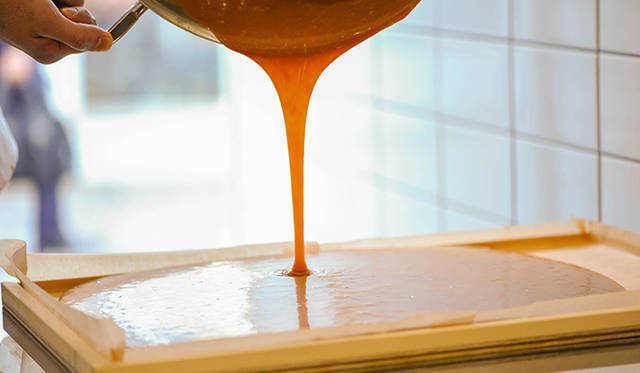 職人がキャラメルづくりをしている様子をガラス越しに見学できる