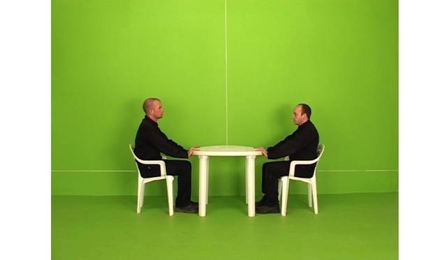 <strong>ART｜『プライベート・ユートピア ここだけの場所』展</strong>　ウッド＆ハリソン《テーブルと椅子》　2001年Courtesy of the Artists and Carroll/Fletcher, London © The Artists