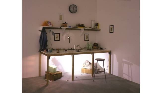 <strong>ART｜『プライベート・ユートピア ここだけの場所』展</strong>　マイク・ネルソン《ブラック・アート・バーベキュー、サン・アントニオ、1961年8月》　1998年Courtesy 303 Gallery, New York; Galleria Franco Noero, Turin; Matt’s Gallery, London; and neugerriemschneider, Berlin© The Artist