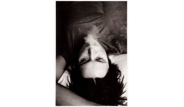 <strong>ART｜『プライベート・ユートピア ここだけの場所』展</strong>　サラ・ルーカス〈セルフ・ポートレート 1990-1998〉から《スモーキング 1998》　1999年Copyright the Artist, Courtesy Sadie Coles HQ, London