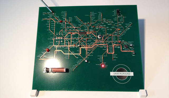 「SHOWCASE」にて、スズキユウリさんの「Tube Map Radio」は、プリントサーキットで製造したアートラジオ