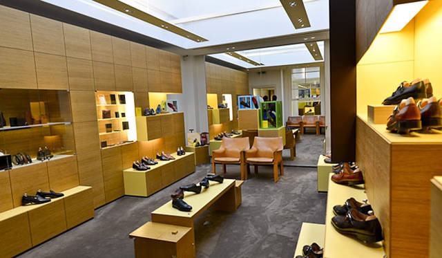 <strong>JOHN LOBB｜ジョンロブ</strong>　「ジョンロブ ジャーミンストリート店」は奥に長い造り