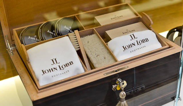 <strong>JOHN LOBB｜ジョンロブ</strong>　「ジョンロブ ジャーミンストリート店」のディスプレイ