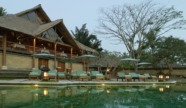 <strong>Amanresorts｜アマンリゾーツ</strong>　「アマンダリ（Amandari）」　Restaurant & Pool　© Amanresorts