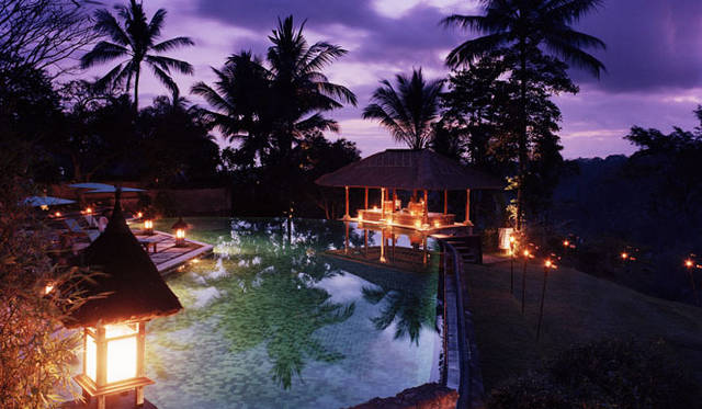 <strong>Amanresorts｜アマンリゾーツ</strong>　「アマンダリ（Amandari）」　Swimming Pool Night　© Amanresorts