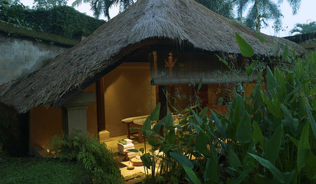 <strong>Amanresorts｜アマンリゾーツ</strong>　「アマンダリ（Amandari）」　Spa Massage Bale　© Amanresorts