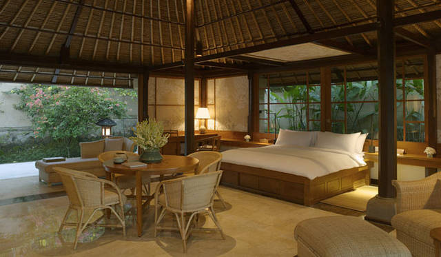 <strong>Amanresorts｜アマンリゾーツ</strong>　「アマンダリ（Amandari）」　Suite Interior　© Amanresorts